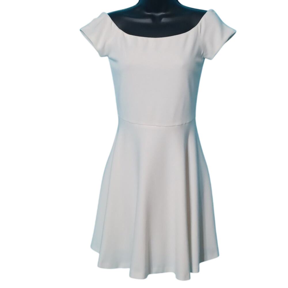 Alice +Olivia White Off Shoulder Fit & Flare Mini Dress. Size 2